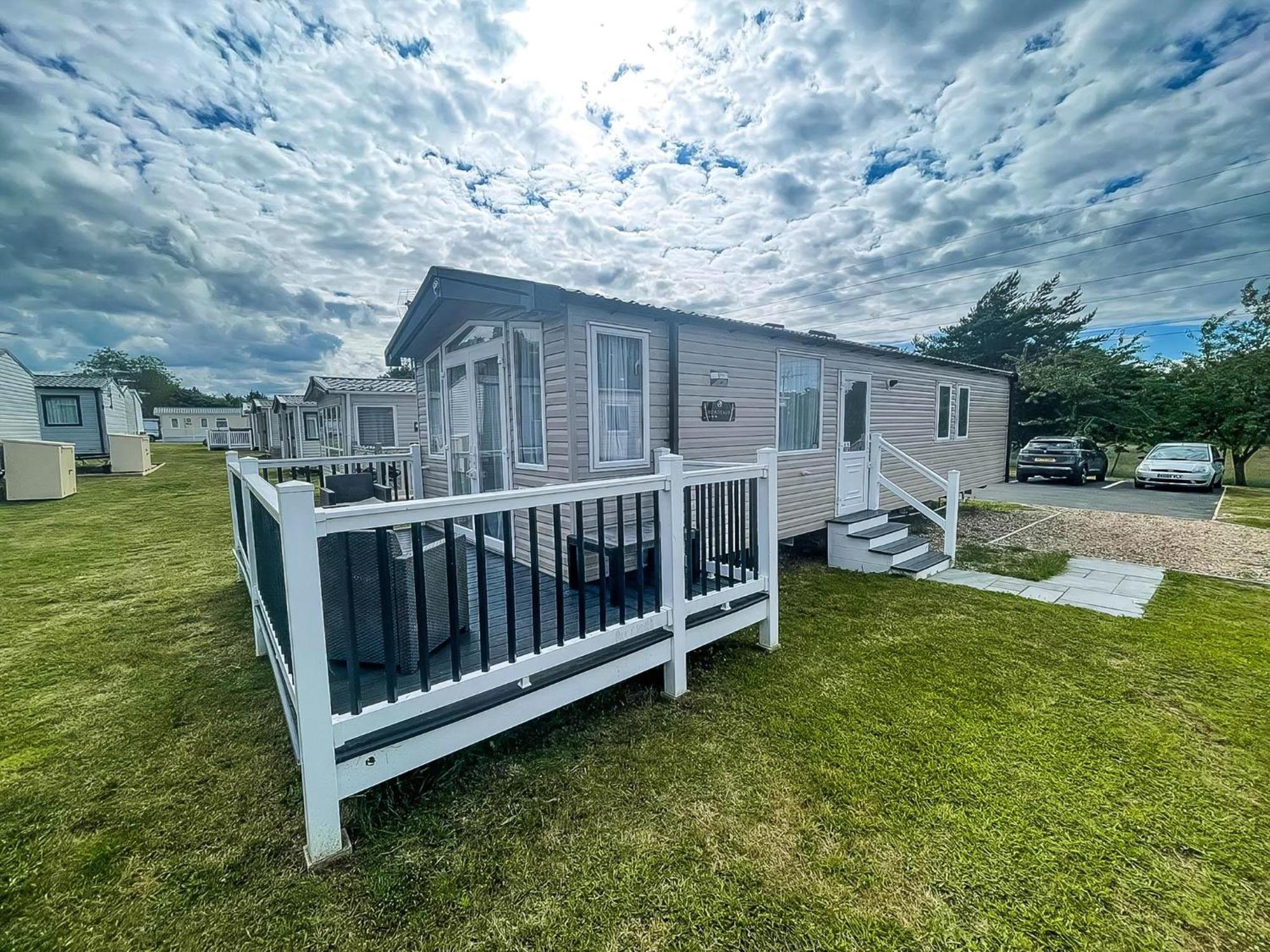 Modern Caravan At Caldecott Hall With Decking In Norfolk, Sleeps 8 Ref 91068C グレート・ヤーマス エクステリア 写真