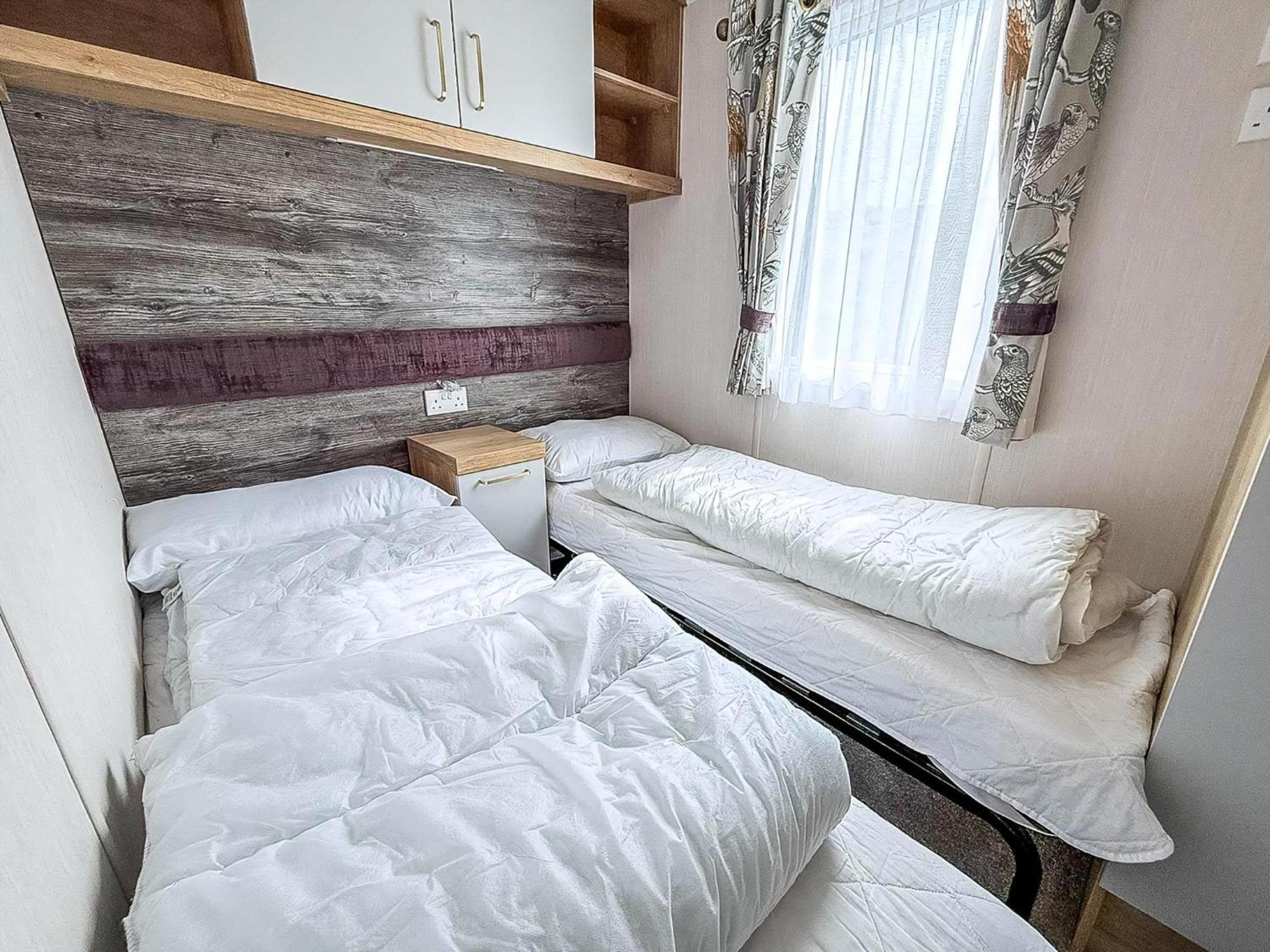 Modern Caravan At Caldecott Hall With Decking In Norfolk, Sleeps 8 Ref 91068C グレート・ヤーマス エクステリア 写真